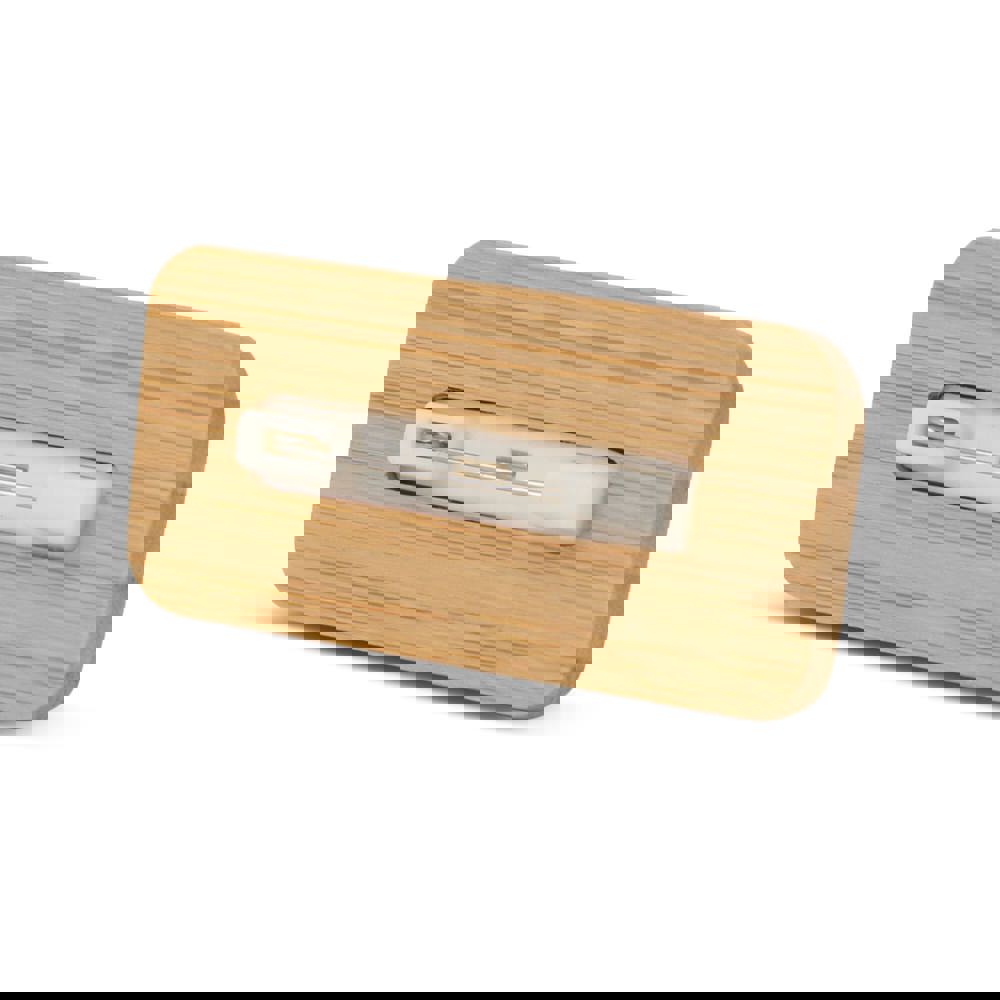 Namensschild aus Bambus mit Anstecknadel